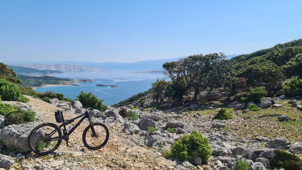 Otok Rab Croati i bicikl. Island Rab in Croatiy and bike